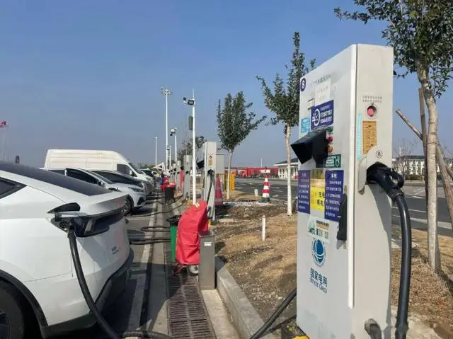 新能源汽车从排队充电到“潮汐充电”，今年春运高速补能有了新答案