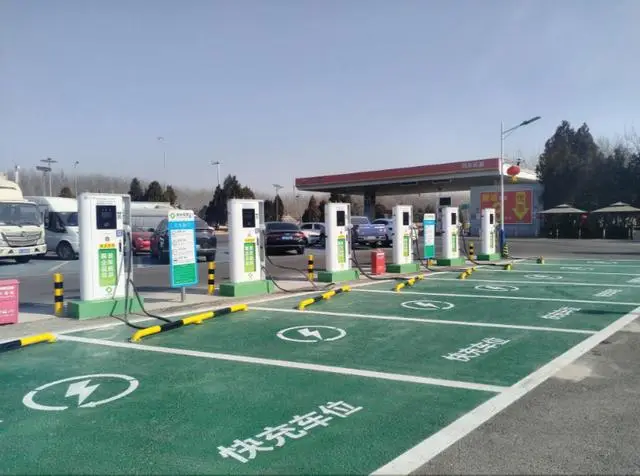 新能源汽车从排队充电到“潮汐充电”，今年春运高速补能有了新答案__新能源汽车从排队充电到“潮汐充电”，今年春运高速补能有了新答案