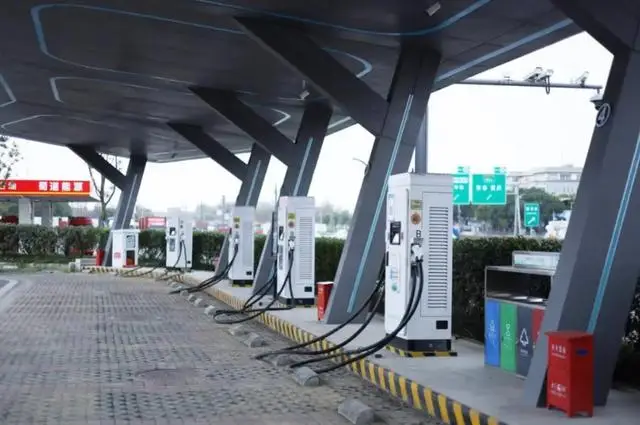 新能源汽车从排队充电到“潮汐充电”，今年春运高速补能有了新答案_新能源汽车从排队充电到“潮汐充电”，今年春运高速补能有了新答案_