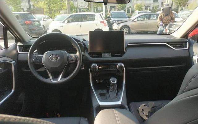 年初八朋友圈还在返程堵车,广汽丰田却率先开完新车发布会,威兰达AIR版多项高配惊艳亮相,销售称这就是“起步即高配”-有驾