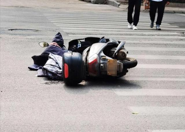 摩托车别逞能，你真的不会飞，开得快不算本事，平安到家才是真本事-有驾