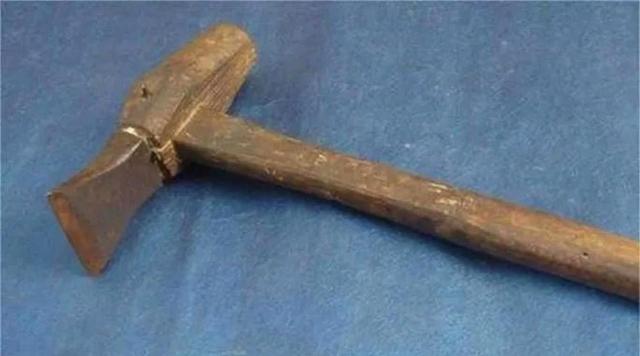 家人们，这玩意儿谁认识，见过的都不年轻了，它不是废铁而是老一辈汽修人的“老伙计”，没摸过扳手钳子的年轻人大多猜不到它用途