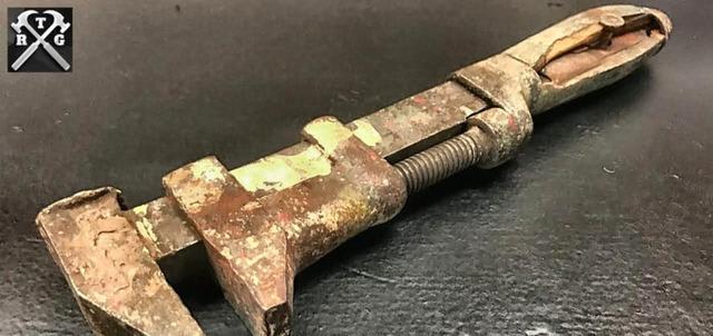 家人们，这玩意儿谁认识，见过的都不年轻了，它不是废铁而是老一辈汽修人的“老伙计”，没摸过扳手钳子的年轻人大多猜不到它用途-有驾