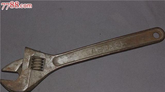 家人们，这玩意儿谁认识，见过的都不年轻了，它不是废铁而是老一辈汽修人的“老伙计”，没摸过扳手钳子的年轻人大多猜不到它用途-有驾