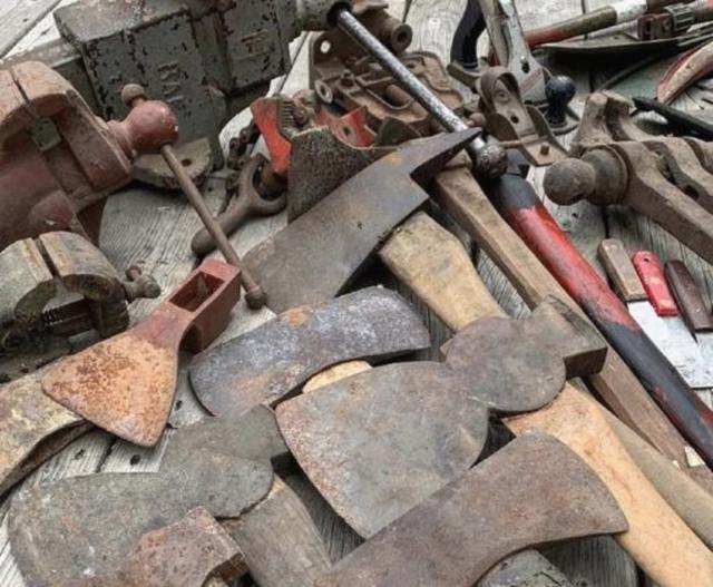 家人们，这玩意儿谁认识，见过的都不年轻了，它不是废铁而是老一辈汽修人的“老伙计”，没摸过扳手钳子的年轻人大多猜不到它用途-有驾