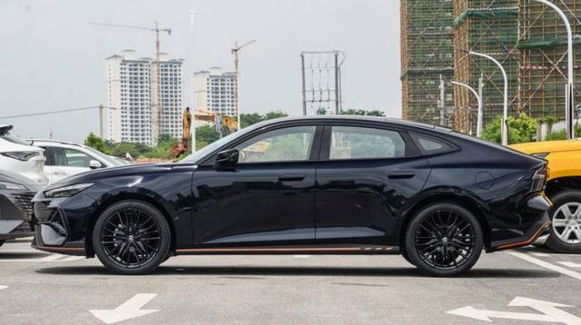 鸿蒙智行准新车尾门被追尾撞出裂纹，售后师傅判定伤得深要求换总成，报价四位数起跳保险查勘员强调钣金喷漆足够引发理赔争议