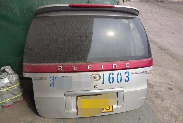 鸿蒙智行准新车尾门被追尾撞出裂纹，售后师傅判定伤得深要求换总成，报价四位数起跳保险查勘员强调钣金喷漆足够引发理赔争议-有驾