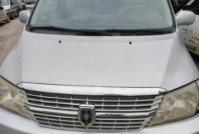 鸿蒙智行准新车尾门被追尾撞出裂纹，售后师傅判定伤得深要求换总成，报价四位数起跳保险查勘员强调钣金喷漆足够引发理赔争议-有驾