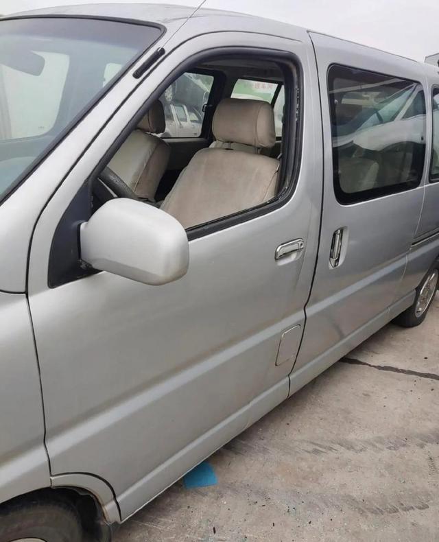 鸿蒙智行准新车尾门被追尾撞出裂纹，售后师傅判定伤得深要求换总成，报价四位数起跳保险查勘员强调钣金喷漆足够引发理赔争议-有驾