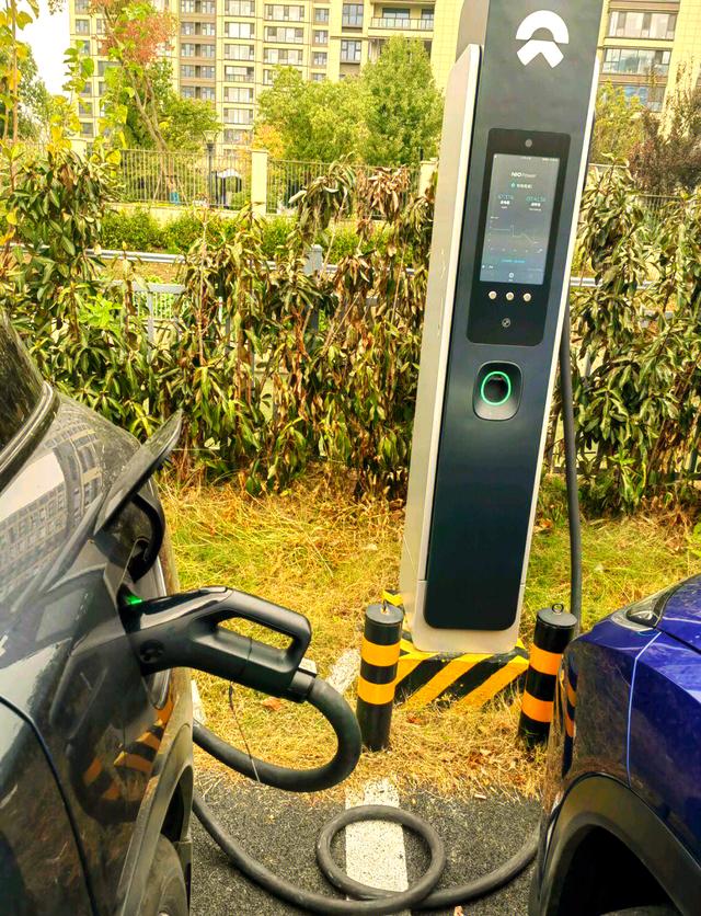 比亚迪的“务实”选择：当行业押注固态电池，它靠电机让续航多跑100公里-有驾