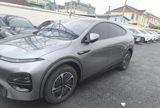 开着小鹏G6回家过年,我手头三台车却选它,续航长空间大智驾安全让我放心回家过年-有驾