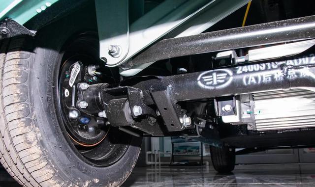 马年开小马太应景!一汽奔腾摩登马4.59万上市,20万辆里程碑+复古颜值双出圈-有驾