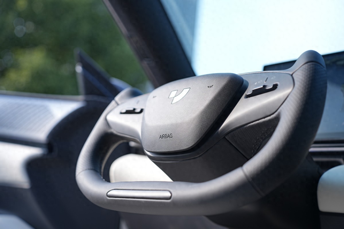 别碰这类车！隐藏门把手、半幅方向盘接连被禁，下一个会是谁？