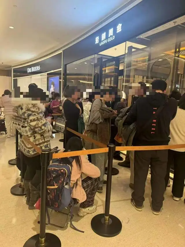 老铺黄金开年首轮涨幅高达20-30%：热门吊坠一夜涨近2万 有人在排队现场加价转售订单