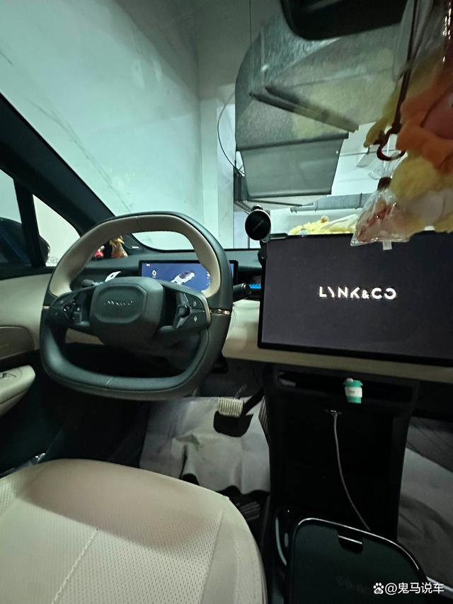 深夜高速喊 “关灯” 竟全车灯灭！领克车主撞护栏，系统还说不会哟，OTA 升级才补上漏洞，语音安全引争议-有驾