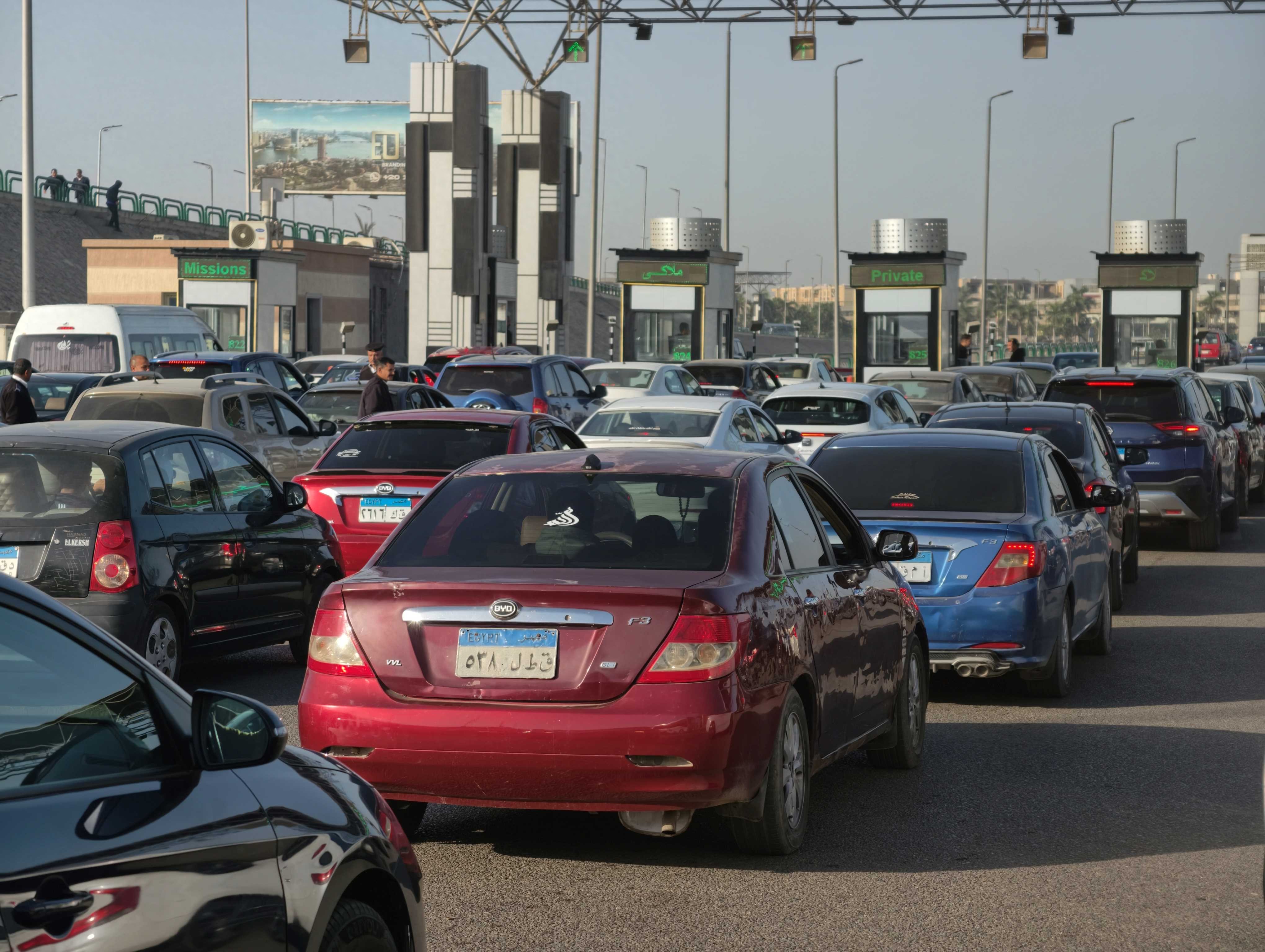 “战损风”二手车遍布的埃及街头，中国新车为何锃亮