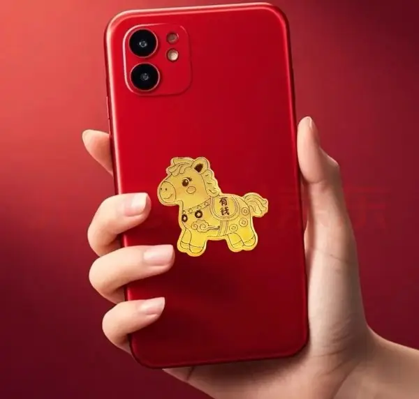 “黄金手机贴”卖断货克价达万元？分析师：轻量黄金饰品的价格弹性远大于传统金饰