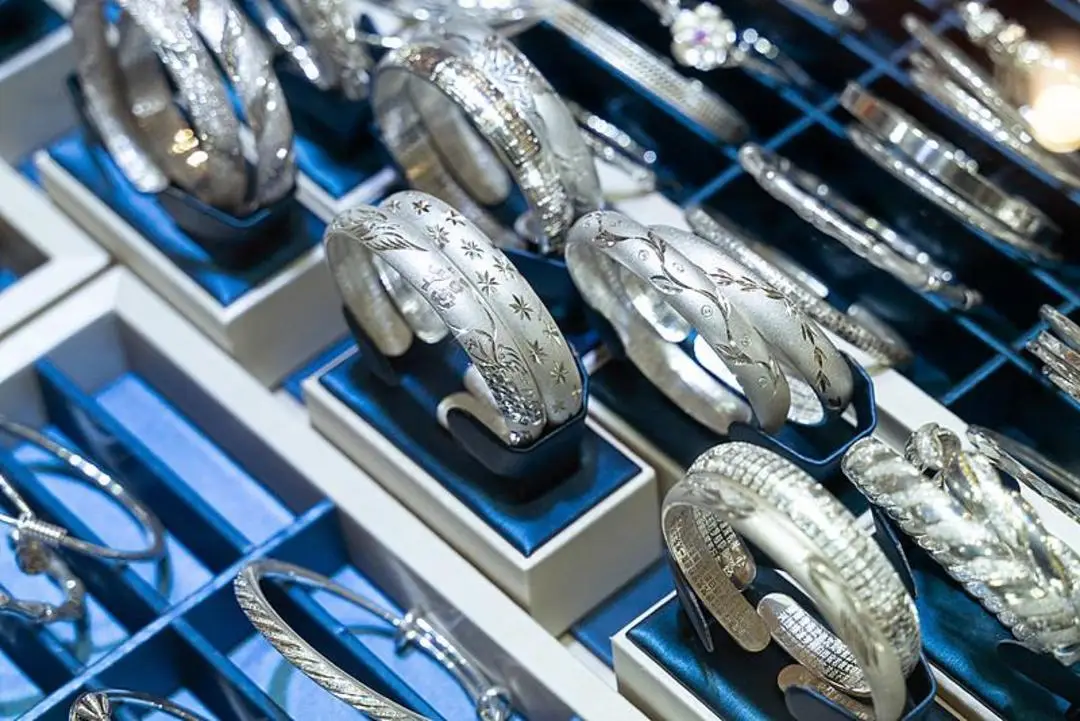 银价大涨回收受限 消费者该如何理性投资？