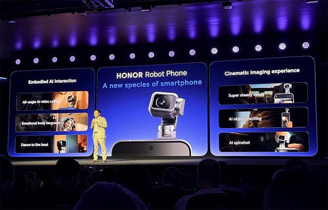 荣耀机器人手机亮相MWC！高通Chris Patrick演讲：助力双旗舰加速个人AI体验