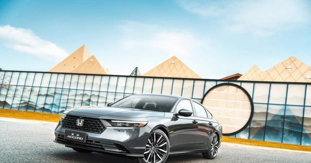 13万8买插混雅阁，打破B级车市场价格底线，曾经加价排队的梦如今触手可及，市区纯电70公里绿牌省油钱还能换最新手机