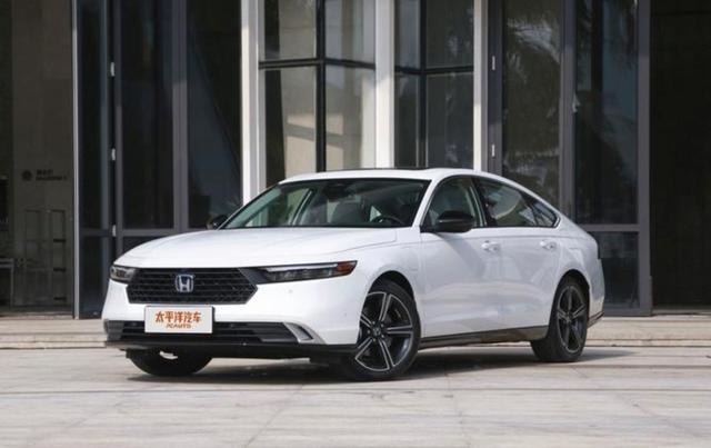 13万8买插混雅阁,打破B级车市场价格底线,曾经加价排队的梦如今触手可及,市区纯电70公里绿牌省油钱还能换最新手机-有驾