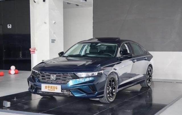 13万8买插混雅阁,打破B级车市场价格底线,曾经加价排队的梦如今触手可及,市区纯电70公里绿牌省油钱还能换最新手机-有驾