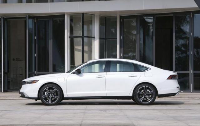 13万8买插混雅阁,打破B级车市场价格底线,曾经加价排队的梦如今触手可及,市区纯电70公里绿牌省油钱还能换最新手机-有驾