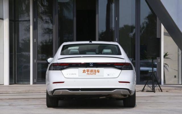 13万8买插混雅阁,打破B级车市场价格底线,曾经加价排队的梦如今触手可及,市区纯电70公里绿牌省油钱还能换最新手机-有驾