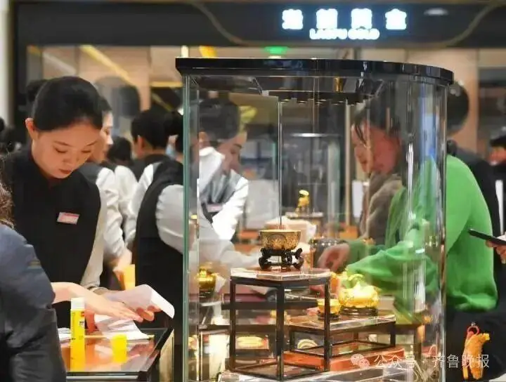 _又涨了!“一夜睡醒赚近2万元”!老铺黄金涨价前,价值60万元商品瞬间秒空_又涨了!“一夜睡醒赚近2万元”!老铺黄金涨价前,价值60万元商品瞬间秒空