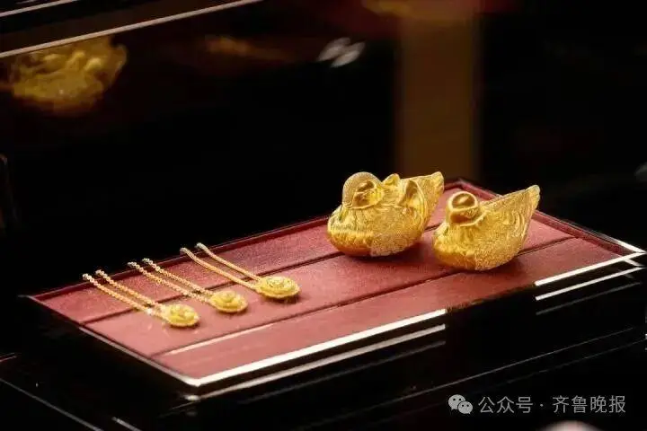 _又涨了!“一夜睡醒赚近2万元”!老铺黄金涨价前,价值60万元商品瞬间秒空_又涨了!“一夜睡醒赚近2万元”!老铺黄金涨价前,价值60万元商品瞬间秒空