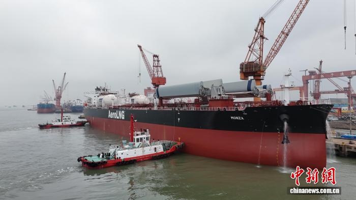 长江干线马年首支超大型新造船舶编队从江苏出江试航