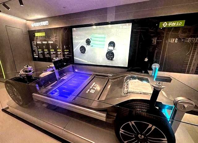 比亚迪凌晨放大招!液态电池硬抗固态,1006公里5分钟补能400公里