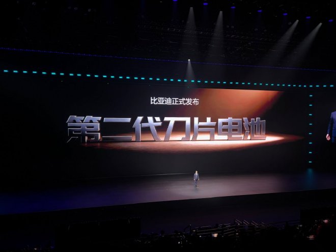 比亚迪正式发布第二代刀片电池及闪充技术