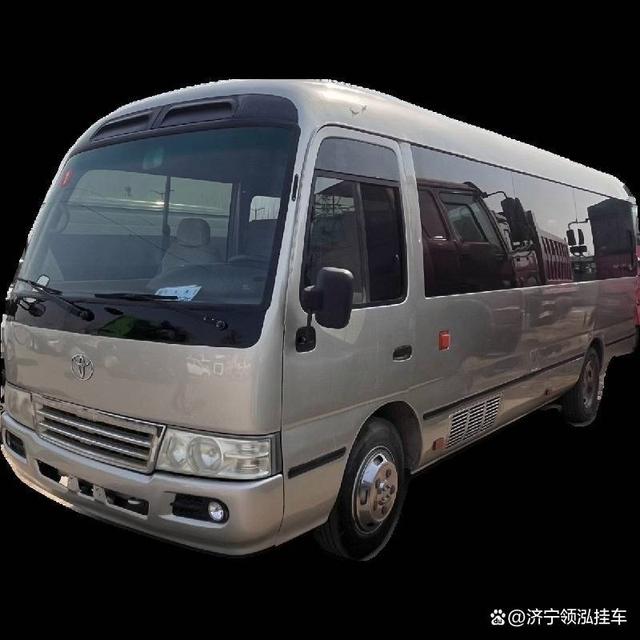 跨境供应金龙中通20人客车解析全球客车市场新趋势