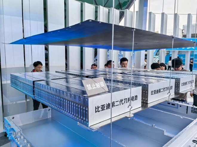 比亚迪正式发布第二代刀片电池及闪充技术