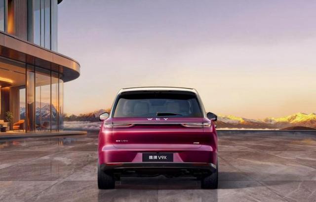 魏牌V9X造型美学首秀，中轴对称前脸融入东方美学，紫金双色定瓷曲面尽显中式韵味，六座旗舰用自研Hi4技术打破豪车偏见-有驾