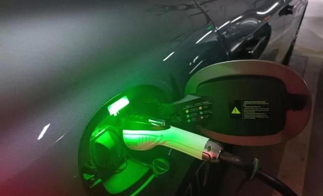 比亚迪的闪充，你让小鹏的充电桩情何以堪，三天建好充电站，比装空调还快，这事儿真不是吹的，全国已超四千座高速覆盖-有驾