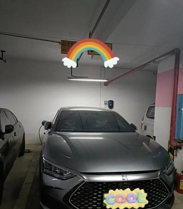 比亚迪的闪充，你让小鹏的充电桩情何以堪，三天建好充电站，比装空调还快，这事儿真不是吹的，全国已超四千座高速覆盖-有驾