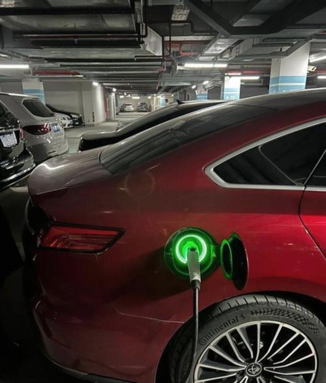 比亚迪的闪充，你让小鹏的充电桩情何以堪，三天建好充电站，比装空调还快，这事儿真不是吹的，全国已超四千座高速覆盖-有驾